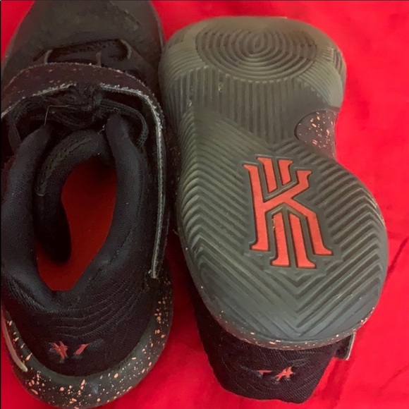 NIKE. KYRIES. BOYS.   TENNIS SHOES - Picture 6 of 6